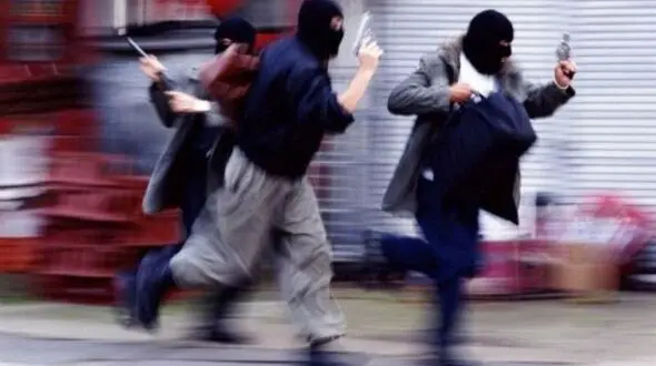 گفتگو با قاتل یک پلیس در سرقت مسلحانه بانک  ! / خانواده شهید چه تصمیمی گرفتند؟!