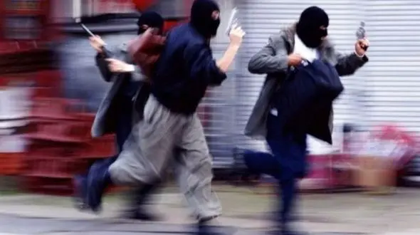 گفتگو با قاتل یک پلیس در سرقت مسلحانه بانک  ! / خانواده شهید چه تصمیمی گرفتند؟!