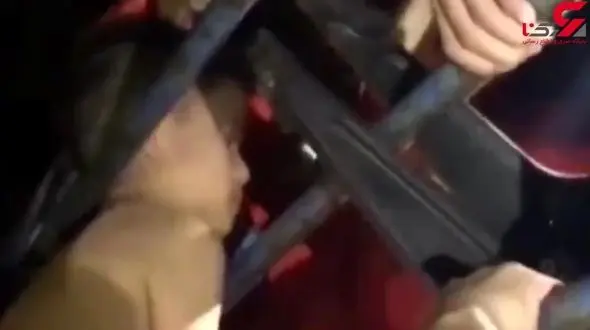 فیلم لحظه خارج کردن سر بچه بازیگوش از لای نرده‌