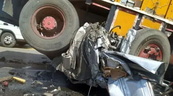 ببینید  /  تصاویر تکان‌دهنده از له شدن پژو ۴۰۵ در تصادف با کامیون در جاده ارومیه + فیلم