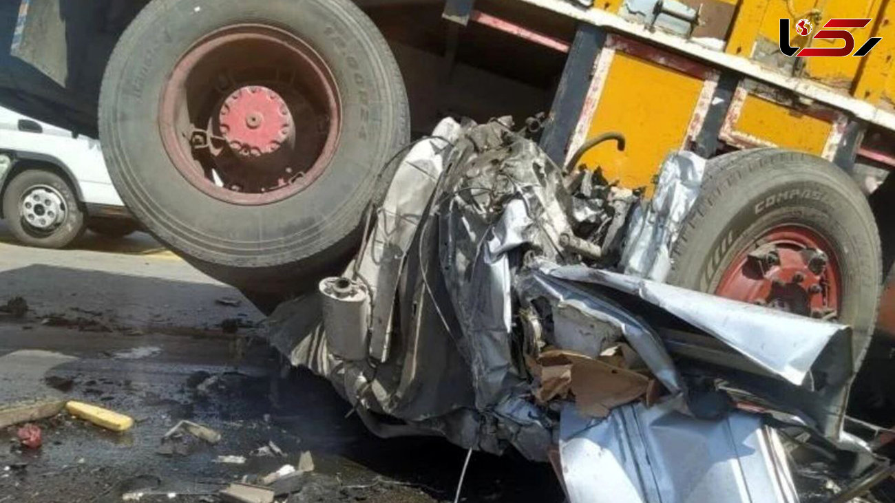 ببینید  /  تصاویر تکان‌دهنده از له شدن پژو ۴۰۵ در تصادف با کامیون در جاده ارومیه + فیلم