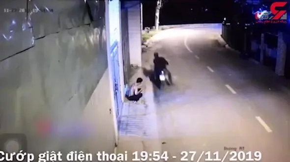 سرقت سریع و راحت موبایل در خیابان+فیلم