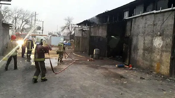 یک کارگاه مبل سازی در خیابان عرفان آتش گرفت + عکس