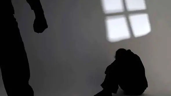 شیاد بیرحم با وردهایش زنان را گول می زد و به خانه اش می برد