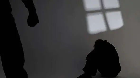 شیاد بیرحم با وردهایش زنان را گول می زد و به خانه اش می برد
