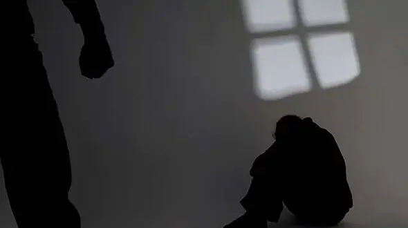 شیاد بیرحم با وردهایش زنان را گول می زد و به خانه اش می برد