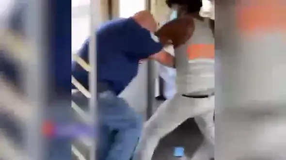 چاقو کشی وحشتناک یک مرد در مترو + فیلم