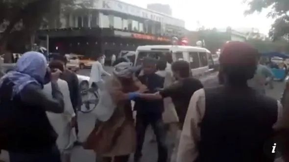 آخرین اظهارات طالبان درباره انفجارهای فرودگاه کابل / مردم فورا فرودگاه را ترک کنند