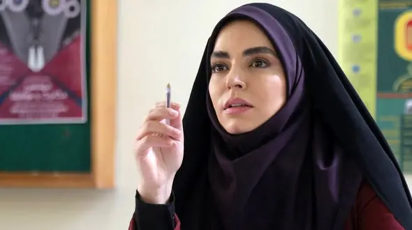 مدل مانتو خوش رنگ خانم بازیگر آوای باران عید امسال / خانم بازیگر خاص پسند است !