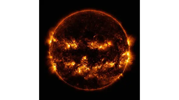 خورشید در لباس هالووین/ چهره‌ هولناک خورشید در عکس ناسا