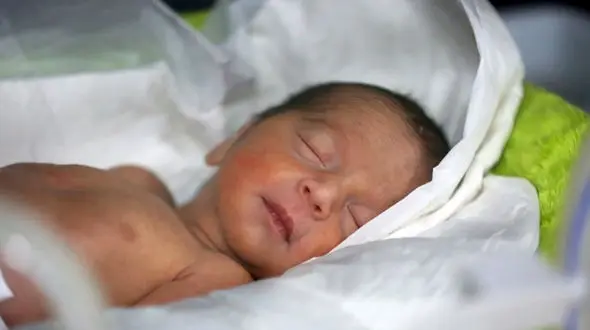 معجزه تلفنی نجات جان نوزاد خفه شده / صدای گریه او نوید نجات را داد + فیلم