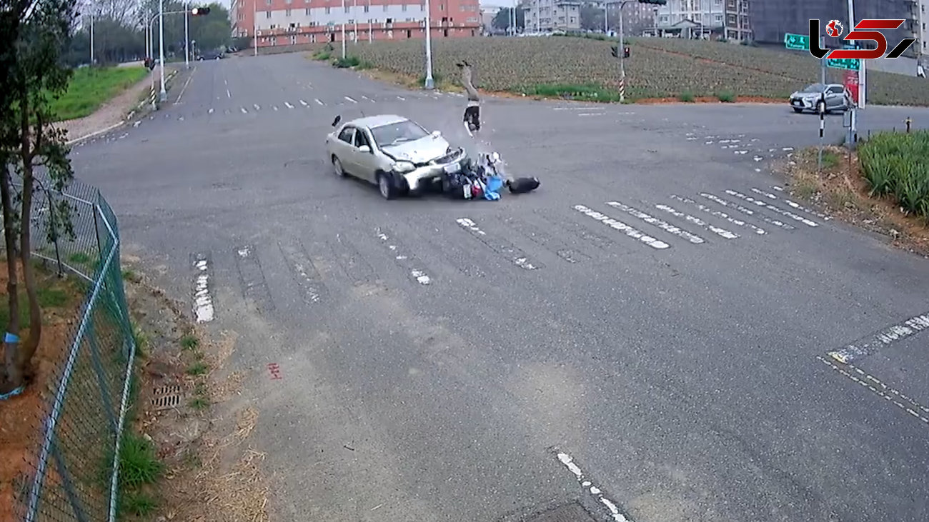 برخورد شدید خودروی سواری با موتورسوار جوان در تقاطع خیابان + فیلم و عکس