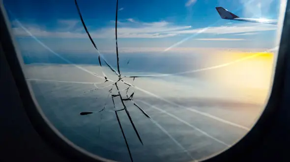 مرد مست شیشه هواپیما را در آسمان شکست / مهماندار او را به صندلی بست + فیلم