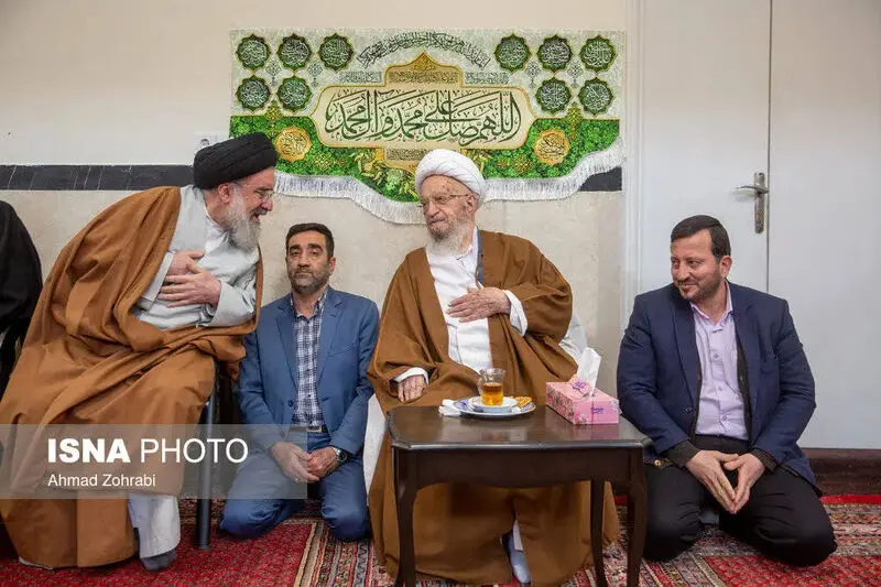 آیت الله سیداحمد خاتمی از اعضای هیئت رئیسه مجلس خبرگان رهبری با حضور در بیت آیت الله مکارم شیرازی و در مراسم جشن میلاد حضرت علی(ع)، دست این مرجع تقلید برجسته را بوسید.