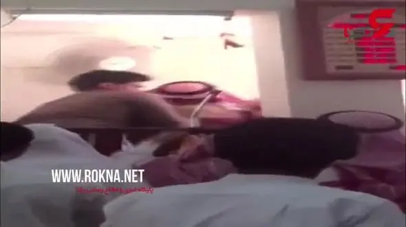 عجیب ترین اتفاق در نماز جمعه سعودی / شیخ عرب را بدجوری کتک زدند + فیلم 