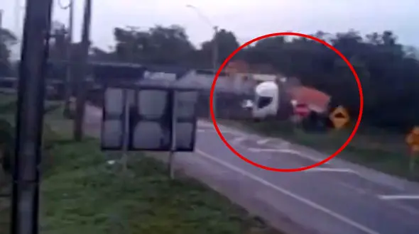 فیلم تصادف هولناک قطار با کامیون / به خیر گذشت + عکس