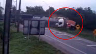فیلم تصادف هولناک قطار با کامیون / به خیر گذشت + عکس