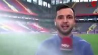 خیس شدن خبرنگار ورزشی حین گزارش زنده از استادیوم! + فیلم 