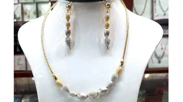 زن خوش شانس سرویس طلا سرقتی اش را در ویترین جواهرفروشی دید / پلیس مشهد دزد قدیمی را غافلگیر کرد