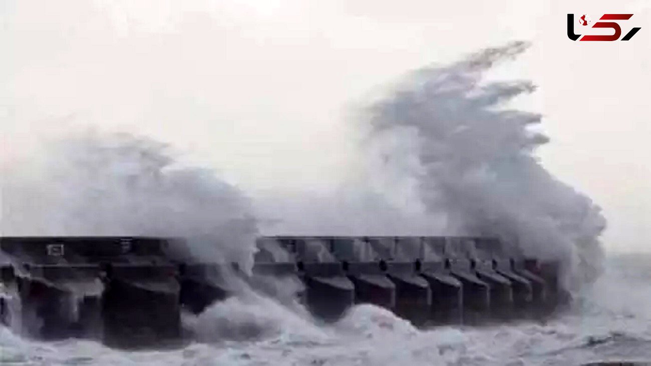 ارتفاع موج ناشی از طوفان شاهین در دریای عمان به 7 متر می رسد + فیلم
