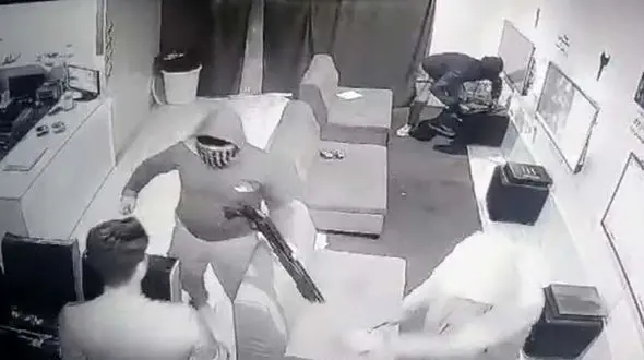 قاتل اعدامی پس از آزادی از زندان رییس باند سارقان مسلح شد / به گیم نت های مشهد حمله می کردند + عکس