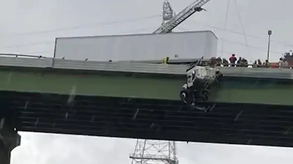 لحظات دلهره آور نجات راننده تریلی آویزان بر روی یک پل + فیلم / آمریکا