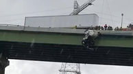 لحظات دلهره آور نجات راننده تریلی آویزان بر روی یک پل + فیلم / آمریکا