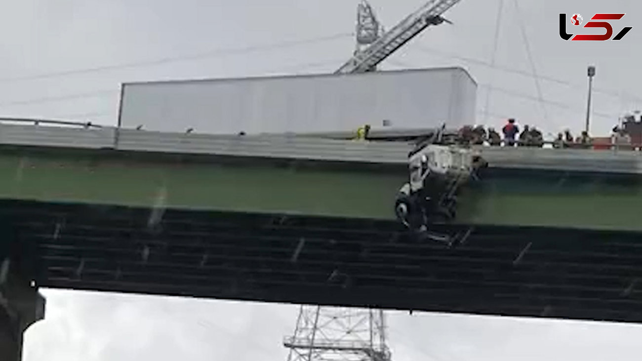 لحظات دلهره آور نجات راننده تریلی آویزان بر روی یک پل + فیلم / آمریکا