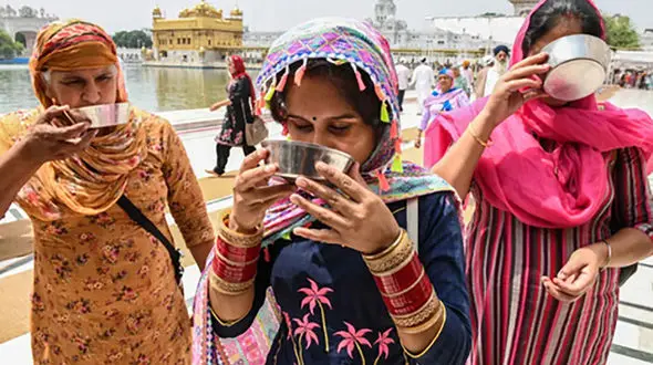 هندی ها در حال نوشیدن آب متبرک + عکس