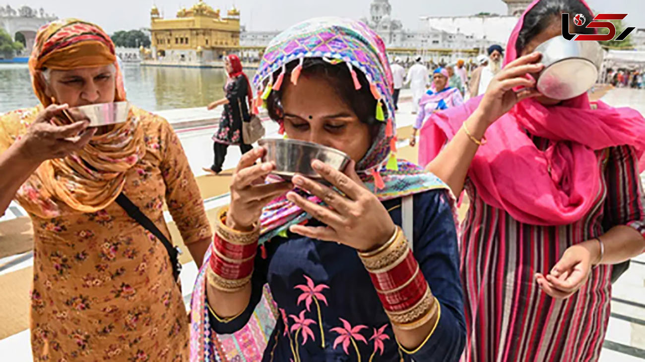 هندی ها در حال نوشیدن آب متبرک + عکس