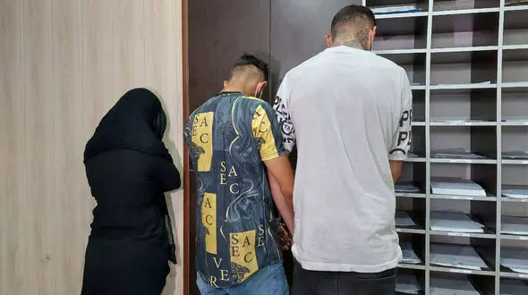 زن آرایشگر تهرانی مشتریان پولدار را به 2 پسر جوان می فروخت + عکس