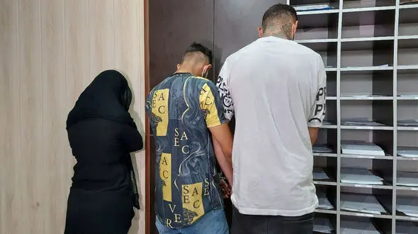 زن آرایشگر تهرانی مشتریان پولدار را به 2 پسر جوان می فروخت + عکس