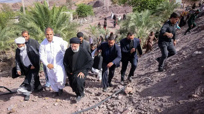 آیت‌الله دکتر سید ابراهیم رئیسی صبح امروز جمعه در اولین بخش از برنامه‌های دومین روز سفر دولت مردمی به استان کرمان ، در جریان بازدید از مناطق محروم جنوبی استان کرمان، به دیدار مردم روستای تنگ‌شاه شهرستان عنبرآباد رفت.