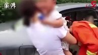 اقدام باورنکردنی مادر پس از گرفتار شدن فرزندش در خودرو! +فیلم 