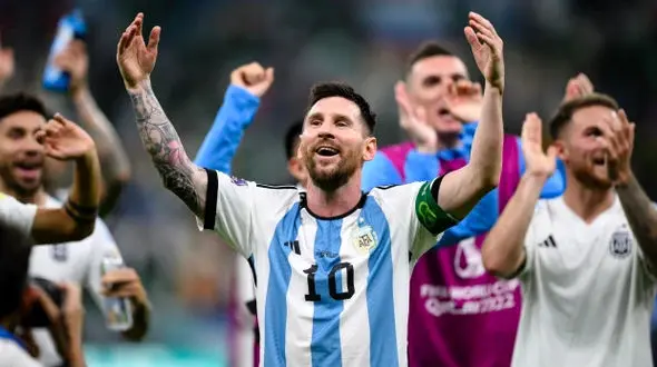 جشن و پایکوبی آرژانتینی ها در رختکن؛ مسی لخت شد +ویدیو