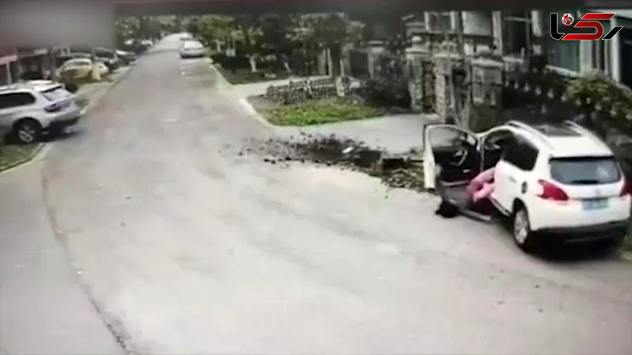 تصادف عجیب و وحشتناک زن جوان با تیر چراغ برق / او از ماشین به بیرون پرت شد +فیلم و عکس