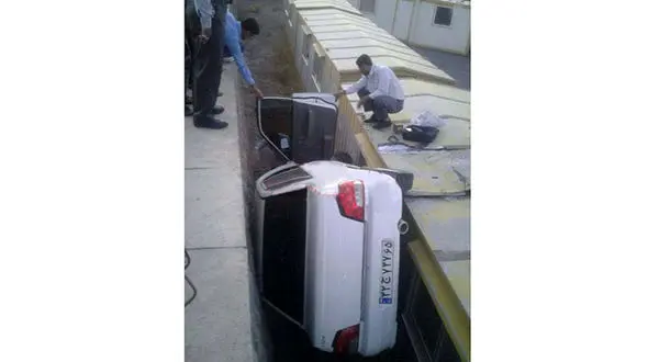 عجیب ولی واقعی / پرایدی داخل کانال افتاد و سالم ماند +عکس