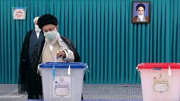 انتخابات 1400 / رهبر انقلاب رأی خود را به صندوق سیار ۱۱۰ در حسینیه امام خمینی(ره) انداختند+ فیلم و عکس