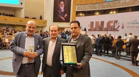 نشان واحد نمونه ملی استاندارد به نیشکر رسید