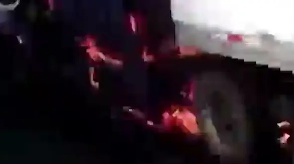 نجات جان راننده کامیون از مرگ وحشتناک توسط 2 مامور پلیس + فیلم