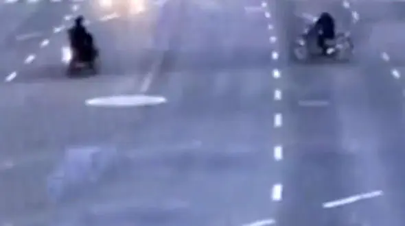 تصادف مرگبار دو موتورسوار در تقاطع خیابان + فیلم