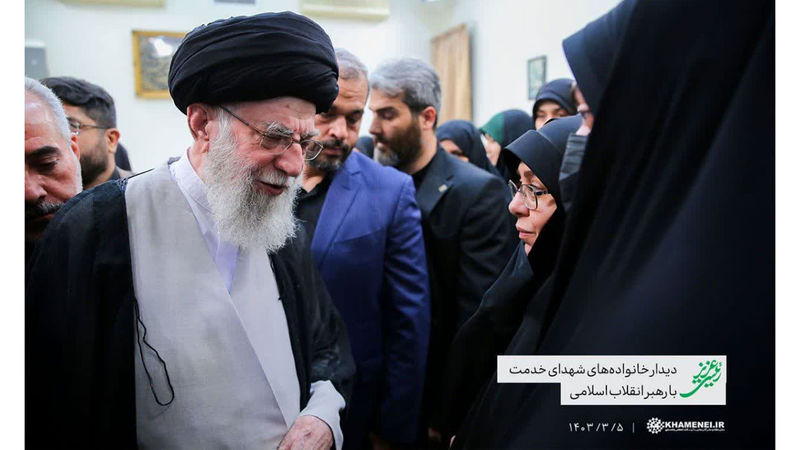  تصویری از گفتگوی رهبر انقلاب با همسر شهید دکتر امیرعبداللهیان 