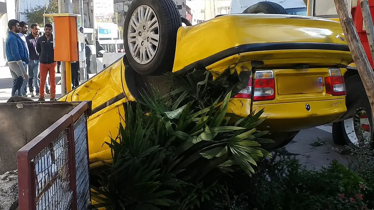 فیلم لحظه واژگونی هولناک تاکسی سمند در مشهد + آخرین وضعیت جسمی راننده و مسافر