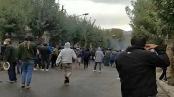 4 فیلم / اعتراضات در مهاباد رنگ خشونت گرفت ! / حمله به فرمانداری !