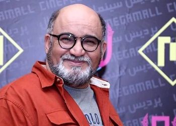 فیلم / نادر سلیمانی : اولین بار عاشق خال روی بدن یک دختر آبادانی زیبا شدم ..../  خال زیبایش من رو دیوانه کرد .../ زنم هم  .../ عشق هم عشق های قدیم ....