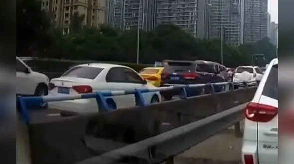 تصادف زنجیره‌ای در پی ترمز بریدن کامیون + فیلم