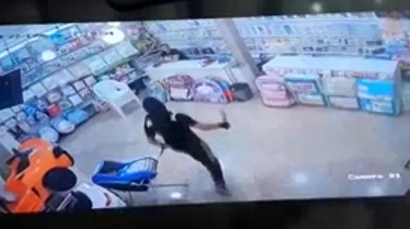 2 شرور چاقوکش فروشگاه را به هم ریختند+ فیلم