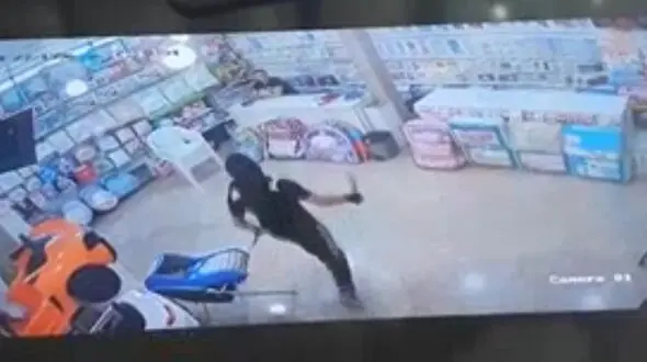 2 شرور چاقوکش فروشگاه را به هم ریختند+ فیلم