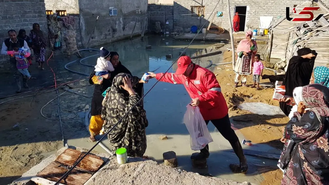 حضور آتش نشانان تهرانی در سیستان و بلوچستان و کمک به سیل زدگان+ فیلم و عکس