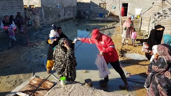 حضور آتش نشانان تهرانی در سیستان و بلوچستان و کمک به سیل زدگان+ فیلم و عکس